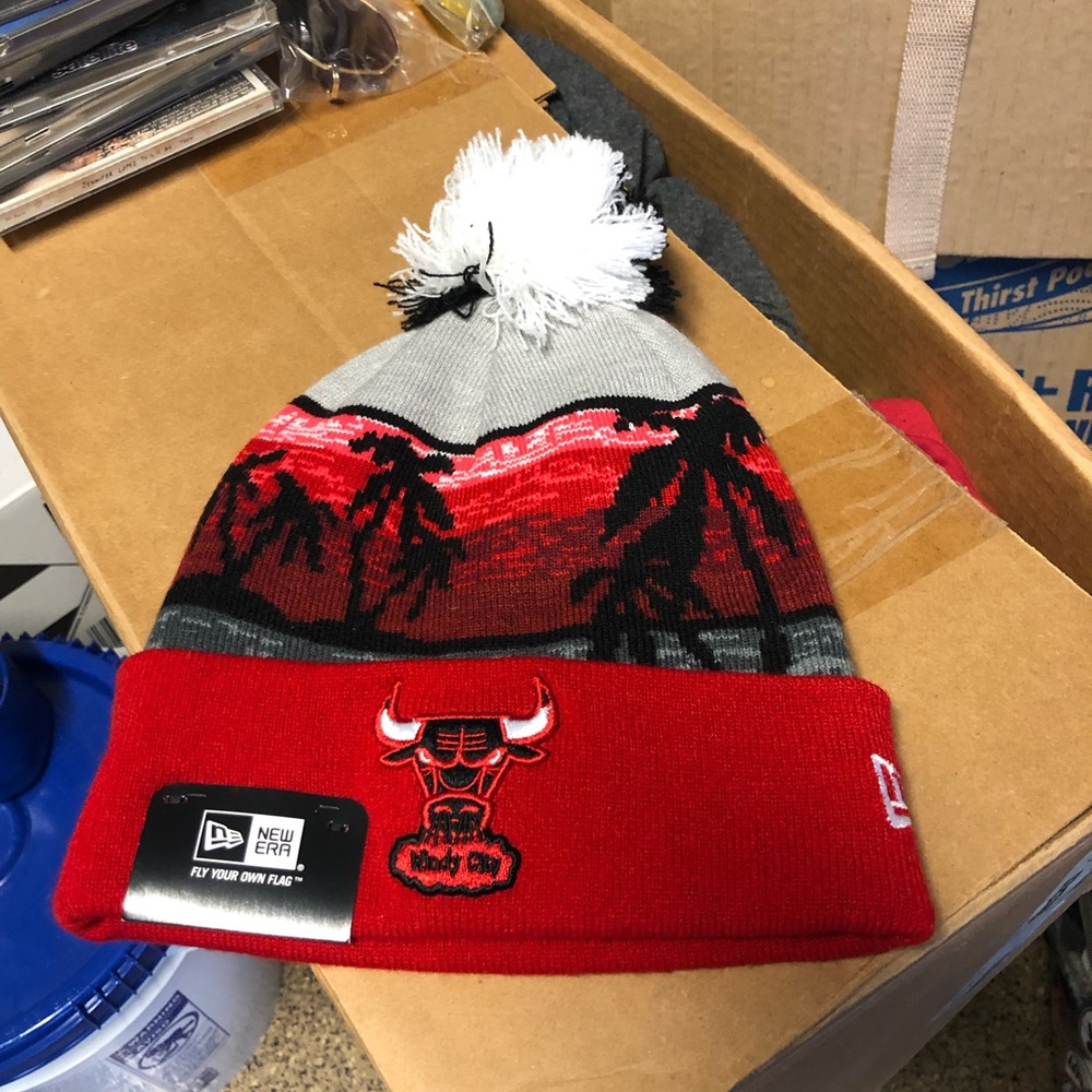 NWT Chicago Bulls New Era NBA pom beanie